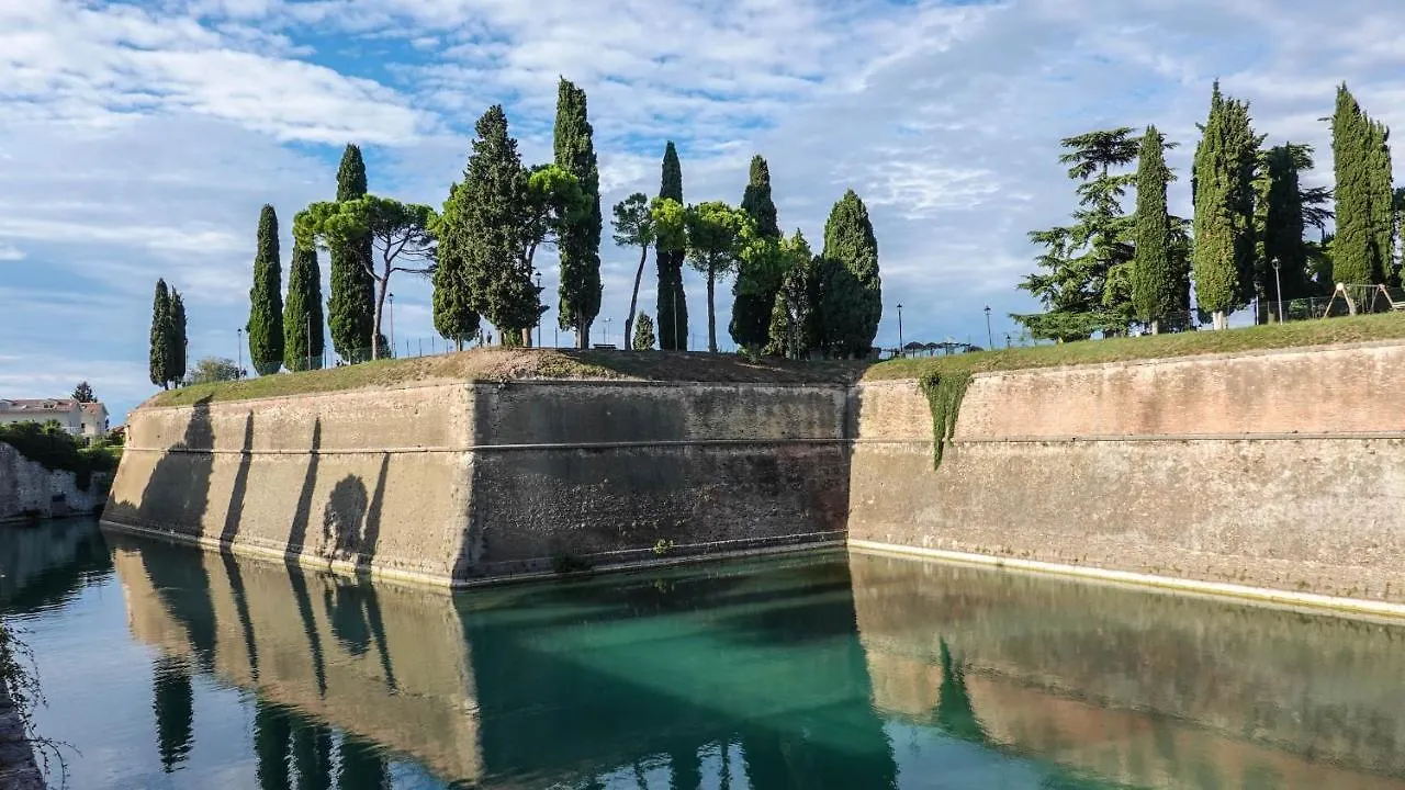 Love In Garda Peschiera del Garda 0*,  Italia